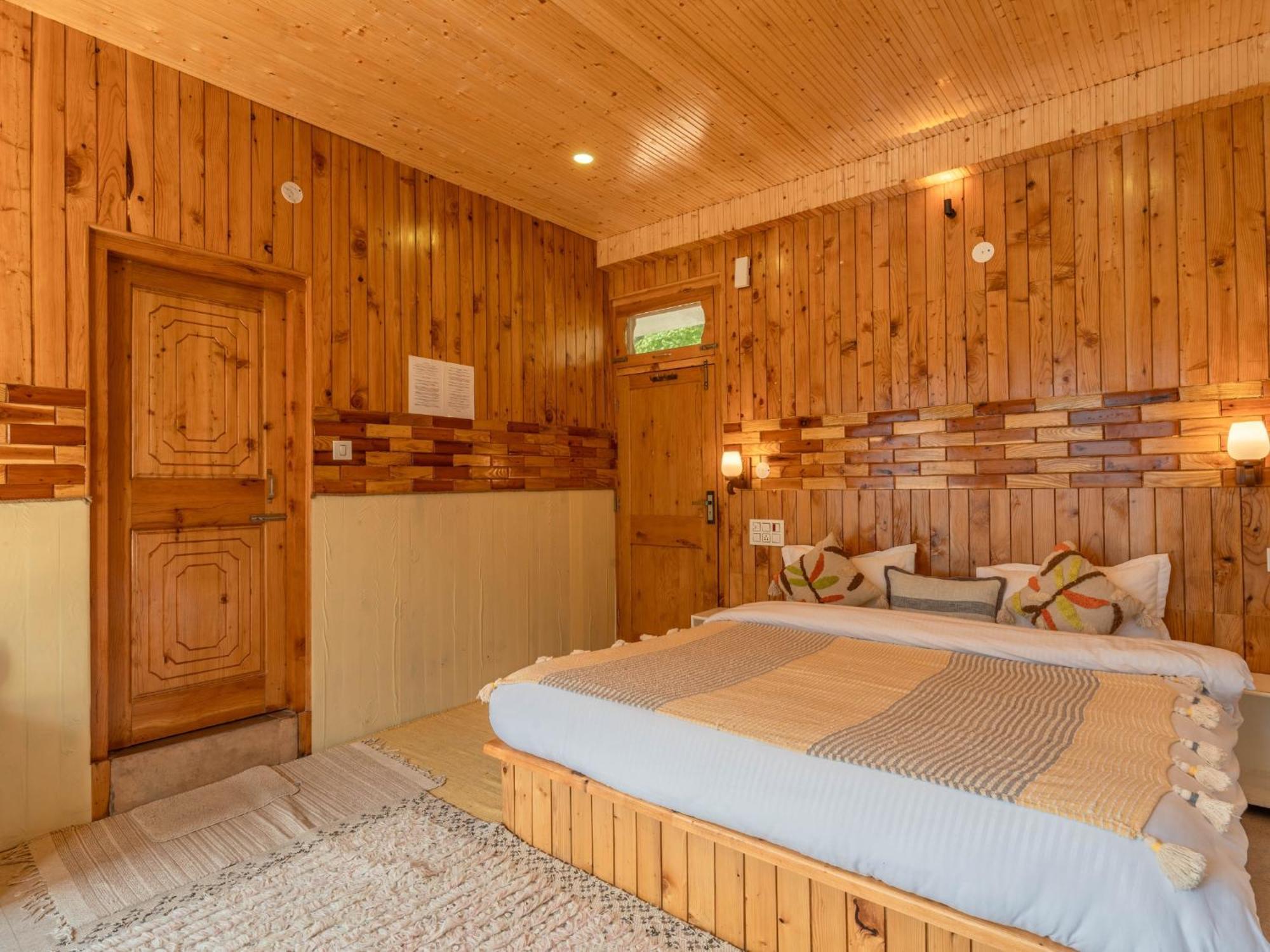 Moustache Shoja, Jibhi Hostel Kültér fotó