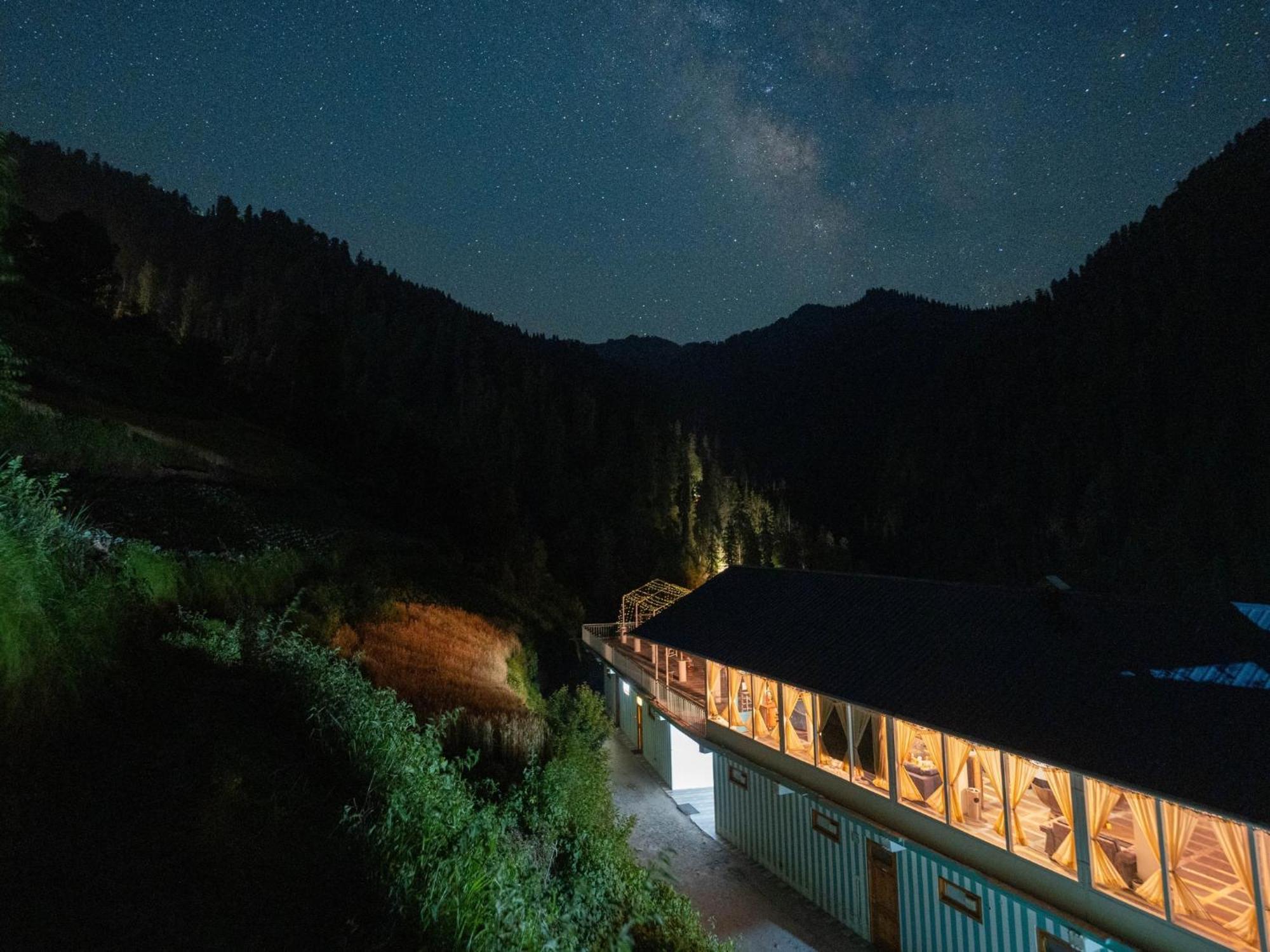 Moustache Shoja, Jibhi Hostel Kültér fotó